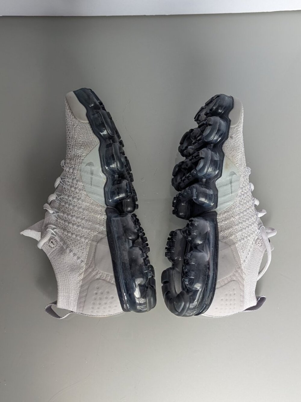 Nike Air VaporMax 2 Vast Grey Metallic Gold Knit Sneaker Size 7.5 Lace Up Comfy - Picture 3 of 10